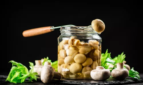 Jak przygotować i marynować grzyby w słoiku?