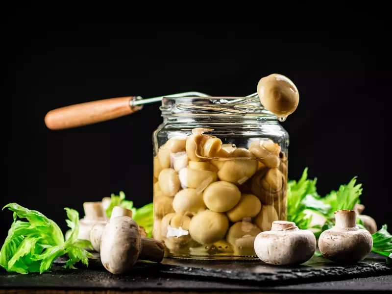 Jak przygotować i marynować grzyby w słoiku?
